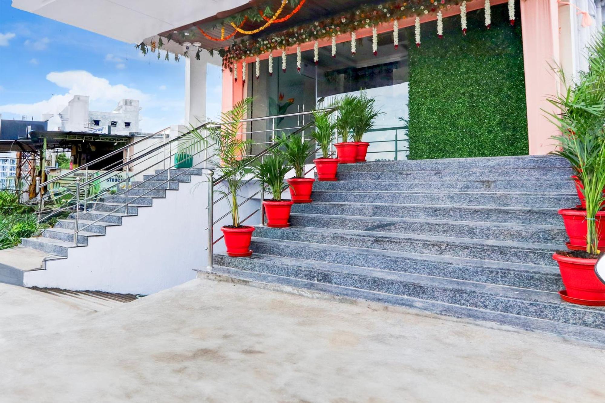 Hotel O Pr Grand Khammam Exteriér fotografie